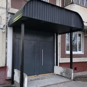 Козырек над входом в жилой дом